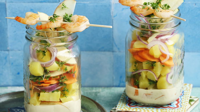 Rezept für Kartoffel-Schichtsalat im Glas mit Linsen-Dressing und Garnelen