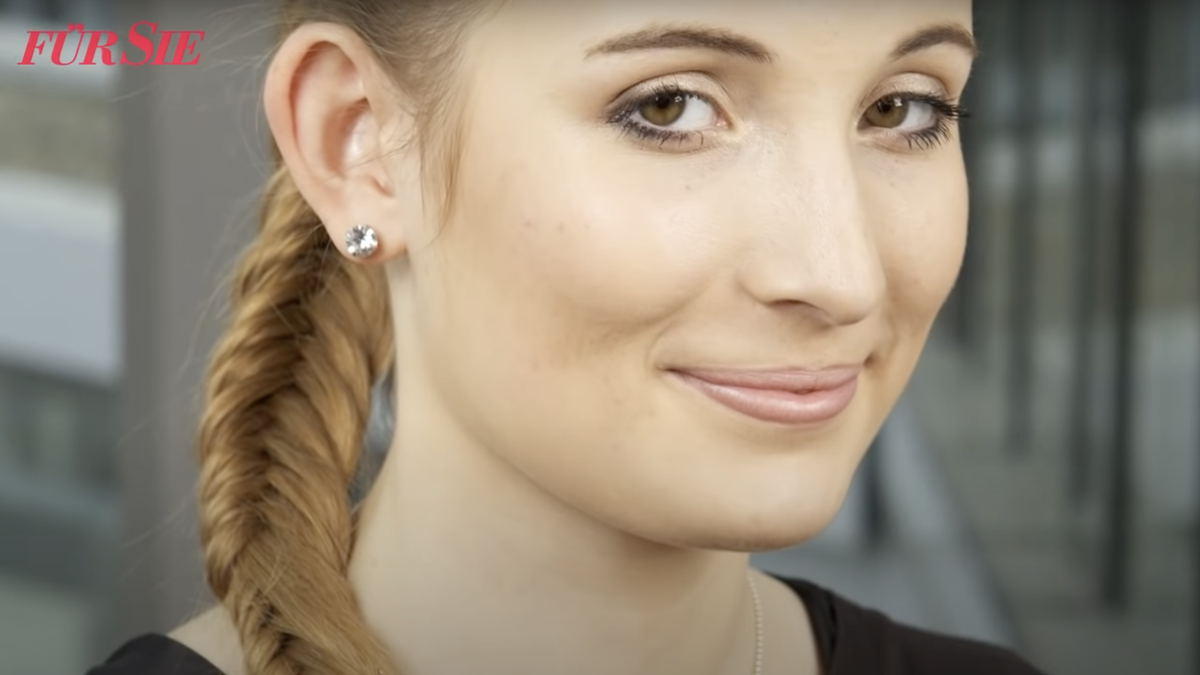 Frau mit Fischgrätenzopf