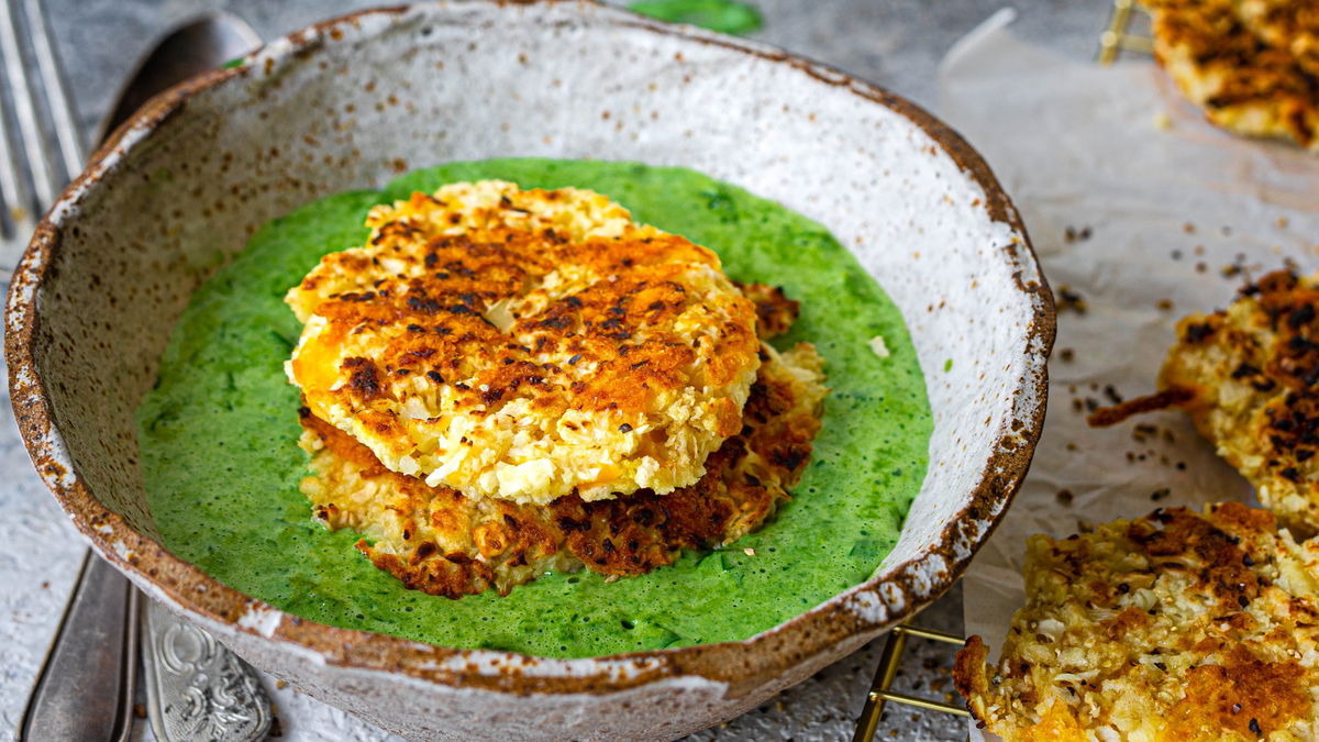 Rezept für Blumenkohl-Käse-Taler auf Rahmspinat 