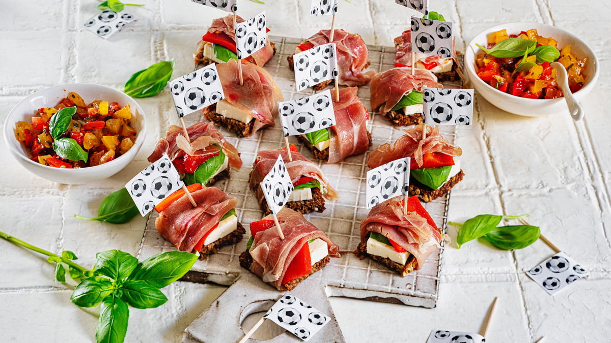 Rezept für Elfmeter-Brothäppchen mit Hirtenkäse und Grillpaprika 