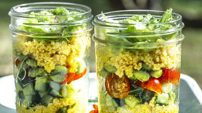 Rezept für Schichtsalat im Glas mit Couscous und buntem Gemüse 