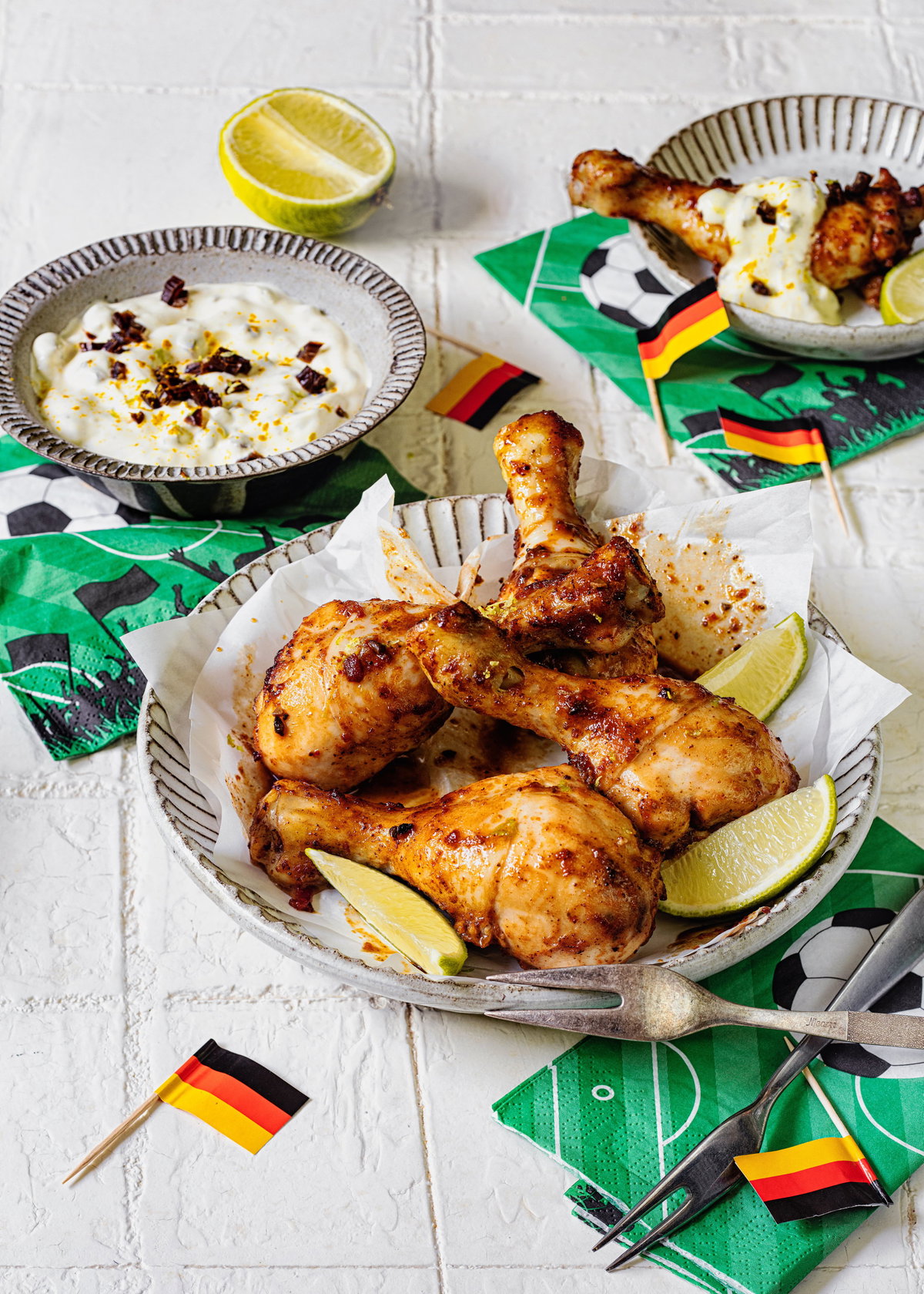 Hähnchenschenkel mit Dattel-Limetten-Dip