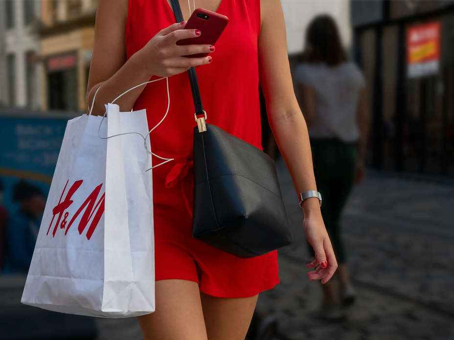 Frau shoppt im sale von H&M