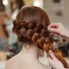 Wer seine Haare seitlich flechten will, sollte diese Anleitung nicht verpassen
