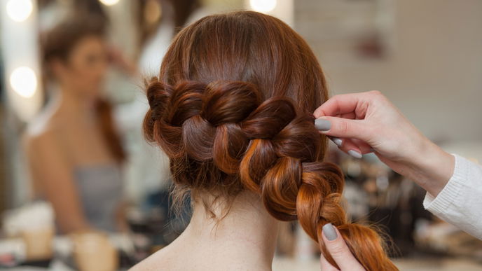 Wer seine Haare seitlich flechten will, sollte diese Anleitung nicht verpassen