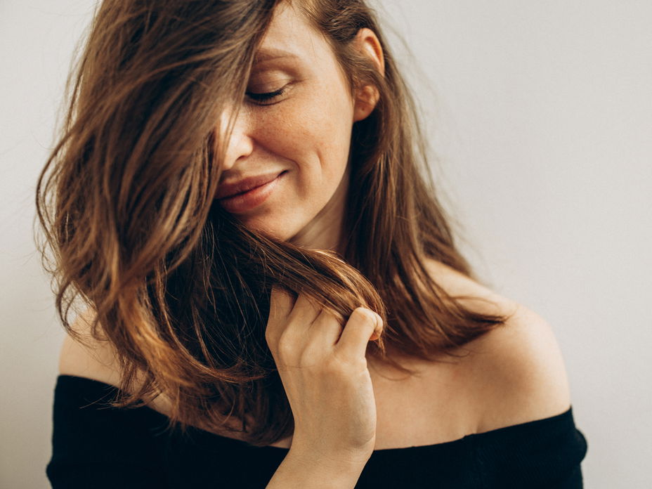 Frau greift ihre Haare