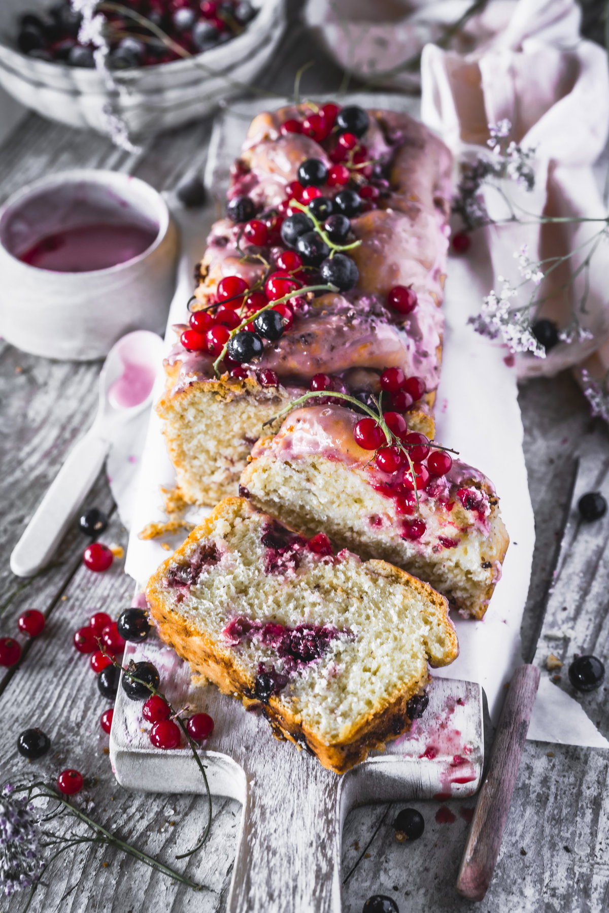 Hefezopf mit Johannisbeeren