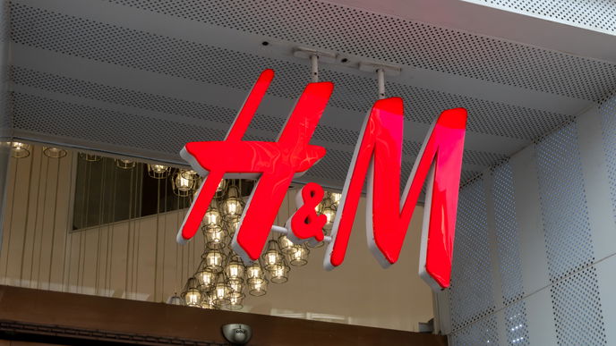 Dieser H&M Satinrock ist unser modisches Must-have für den Spätsommer und Herbst