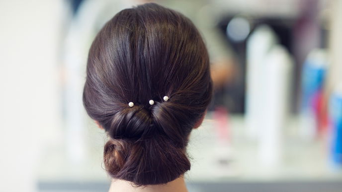 7 Hochsteckfrisuren für Hochzeitsgäste, die Ihnen jede Menge Komplimente bescheren