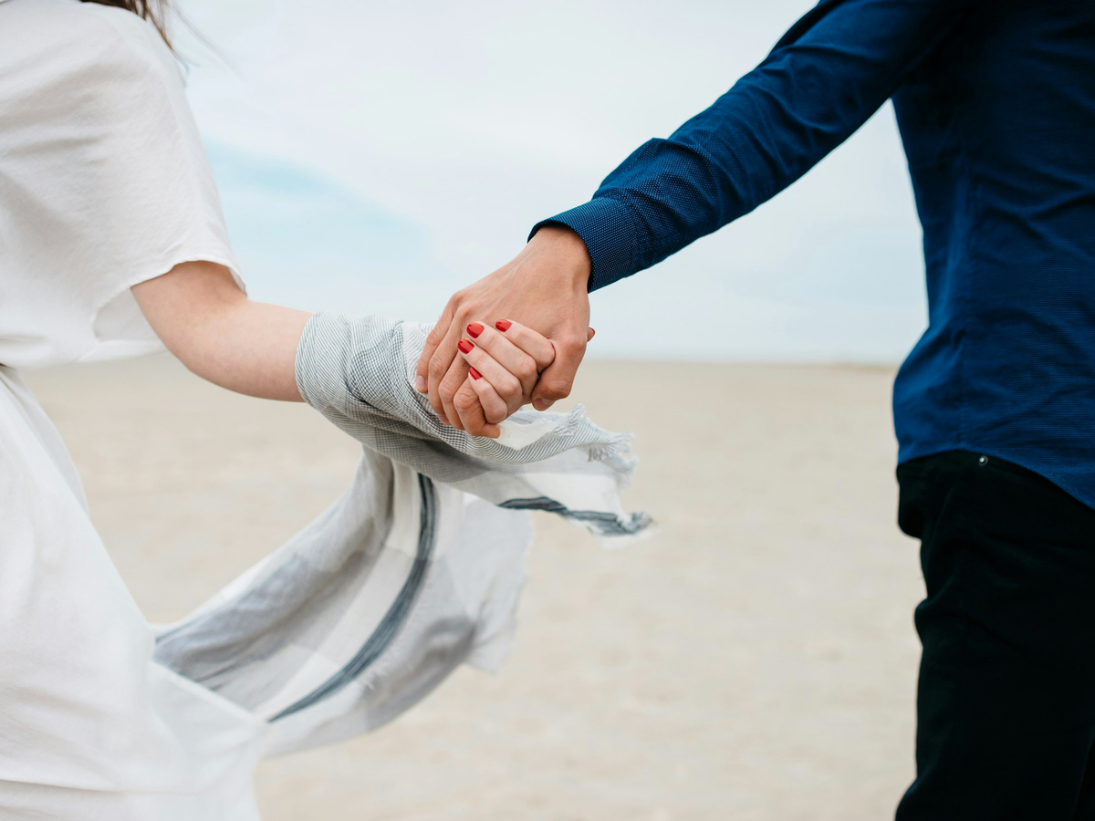 Ehepaart feiert seinen Hochzeitstag am Strand