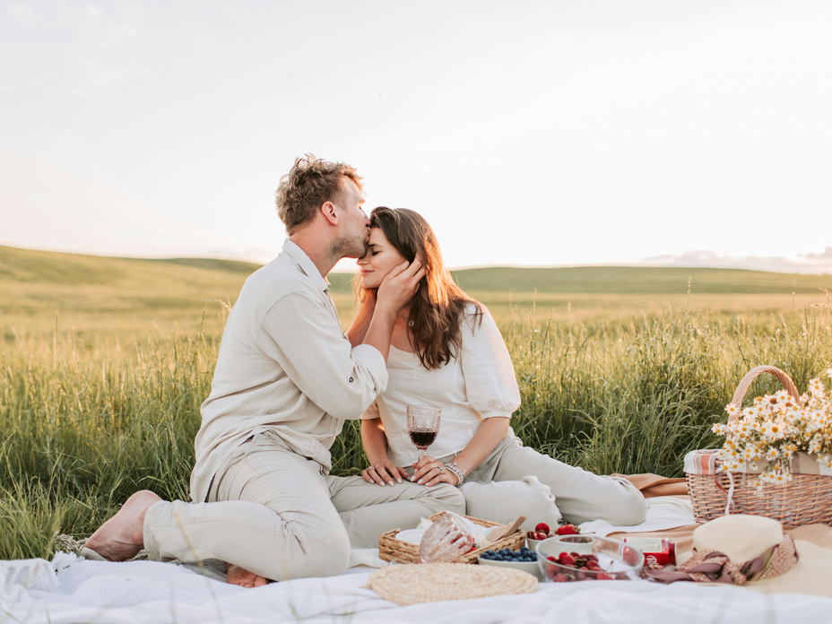 Ein Ehepaar feiert seinen Hochzeitstag mit einem Picknick