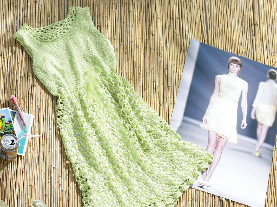 Grünes Häkelkleid mit gestricktem Oberteil