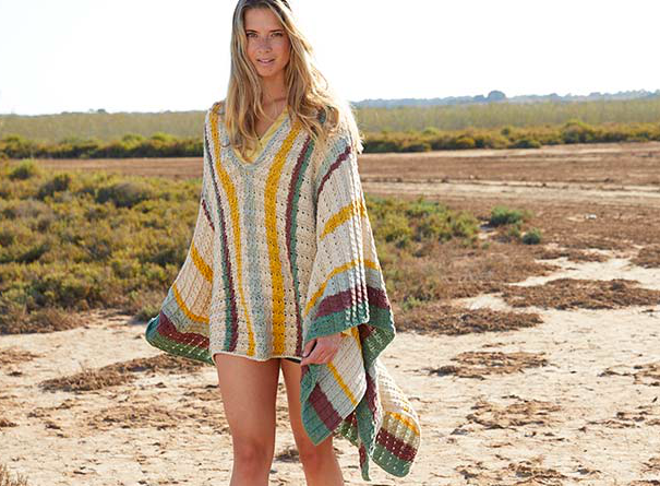 Model in einem bunten Poncho-Kleid von Lana Grossa