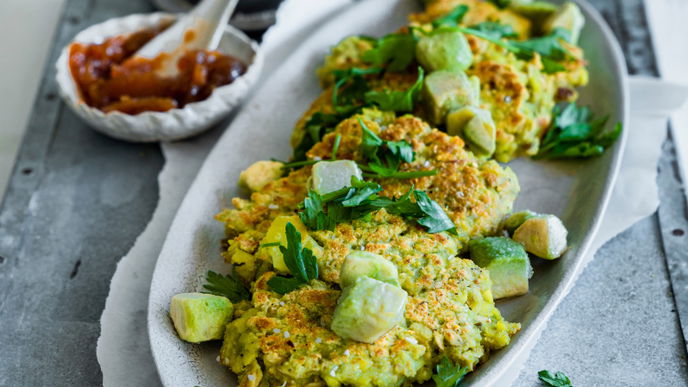 Das vegetarisches Rezept für Avocado-Kartoffelpuffer mit Haferflocken ist in 25 Minuten fertig