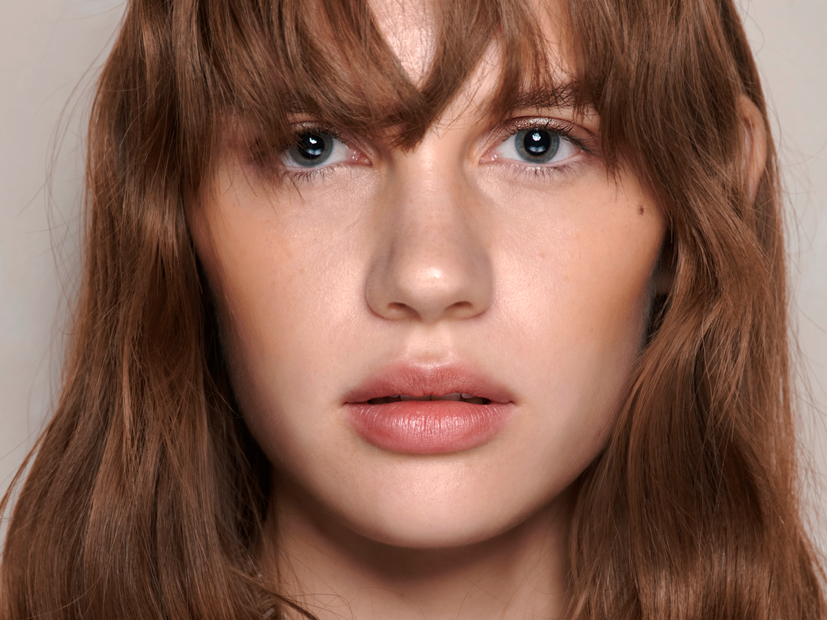 Model mit Braut-Lippenstift in Nude