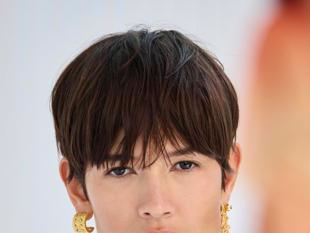 Model mit Braut-Lippenstift in Rosenholz