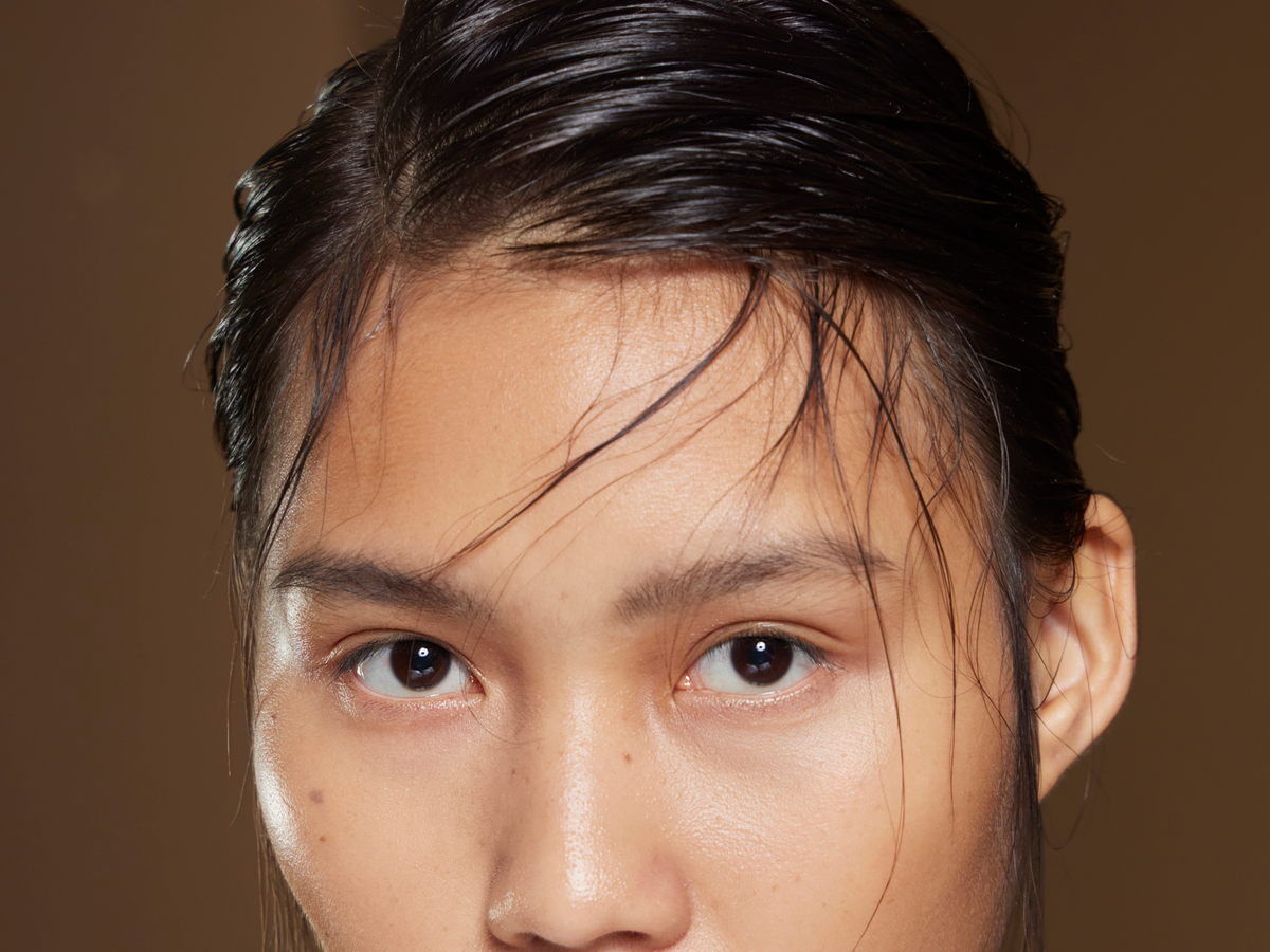 Model mit Braut-Lippenstift in Rot