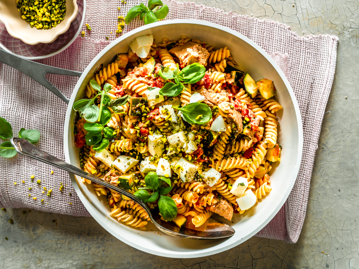 Nudeln mit Thunfisch und Mozzarella