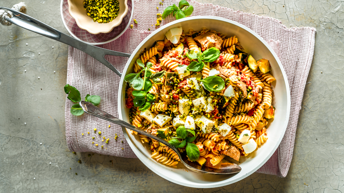 Nudeln mit Thunfisch, fruchtigen Tomaten und Mozzarella
