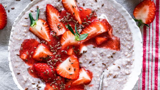 Abnehmen dank Haferflocken: Rezept für Overnight-Oats mit Erdbeeren