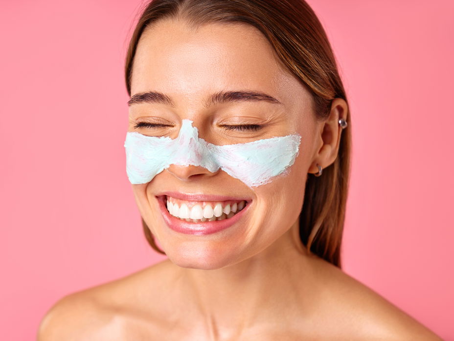 Frau mit Maske auf der Nase