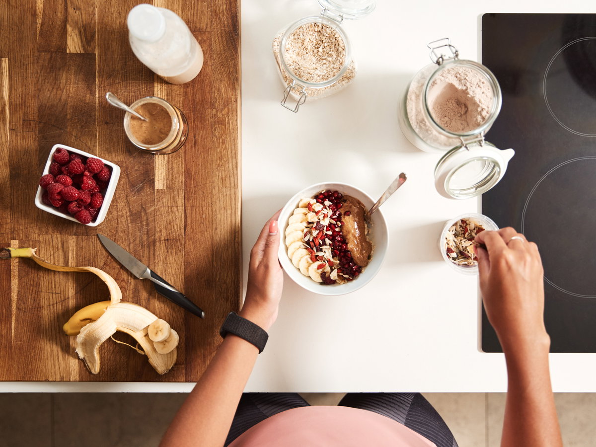 Schüssel mit Porridge und verschiedenen Zutaten in der Küche
