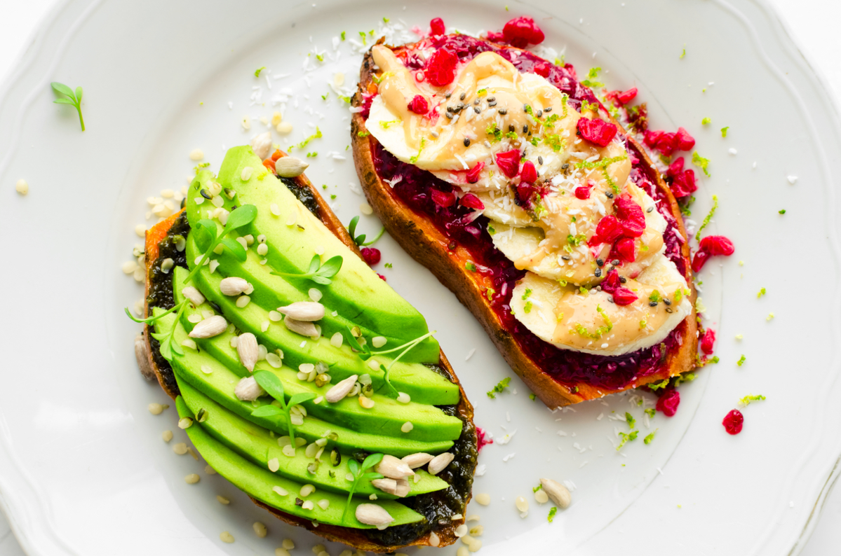 Süß und herzhaft belegter Süßkartoffel-Toast - schnell und günstig