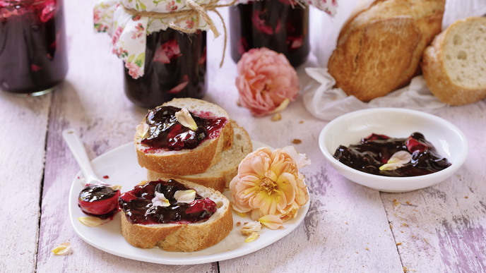 Schwarze Johannisbeere: Die leckersten Rezepte & Infos zu der saisonalen Beere
