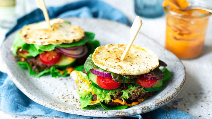 Kalorienarmer Sellerie-Burger mit knackigem Gemüse