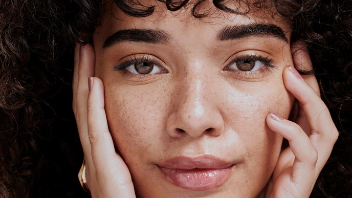 Sommersprossen schminken: Mit unserem Tutorial werden Fake Freckles so natürlich wie möglich