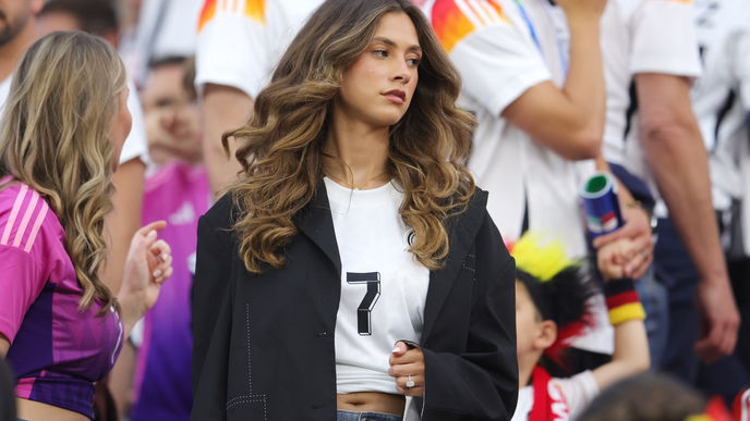 Sophia Weber: So lässig kombiniert Kai Havertz Freundin das Deutschland-Trikot