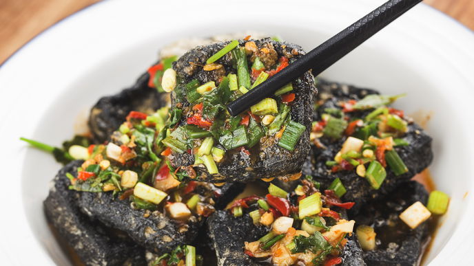 Schwarz und stinkig: Was steckt hinter dem Foodtrend Stinky Tofu?