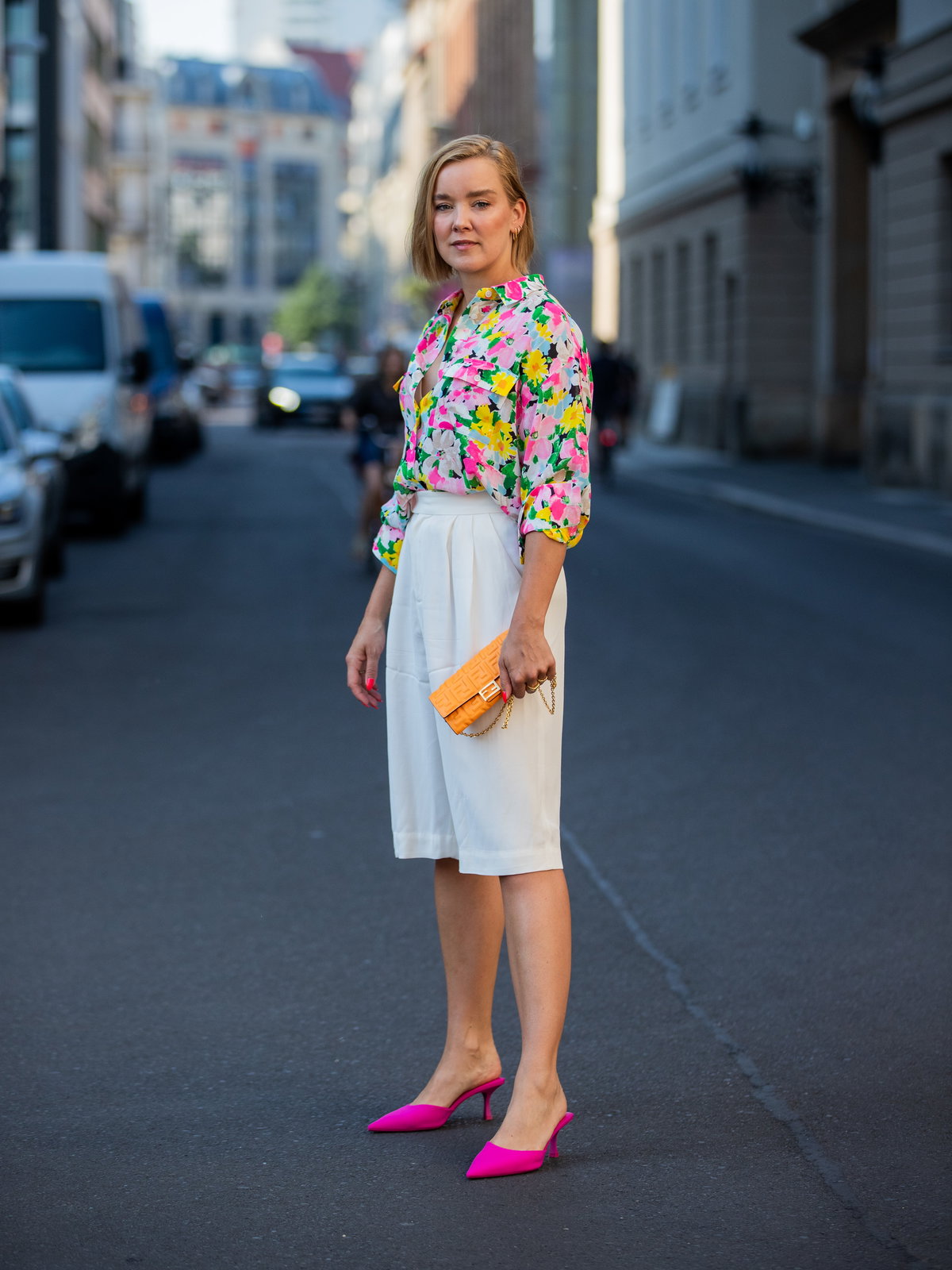 Tina Haase trägt eine Bermuda-Shorts im Streetstyle