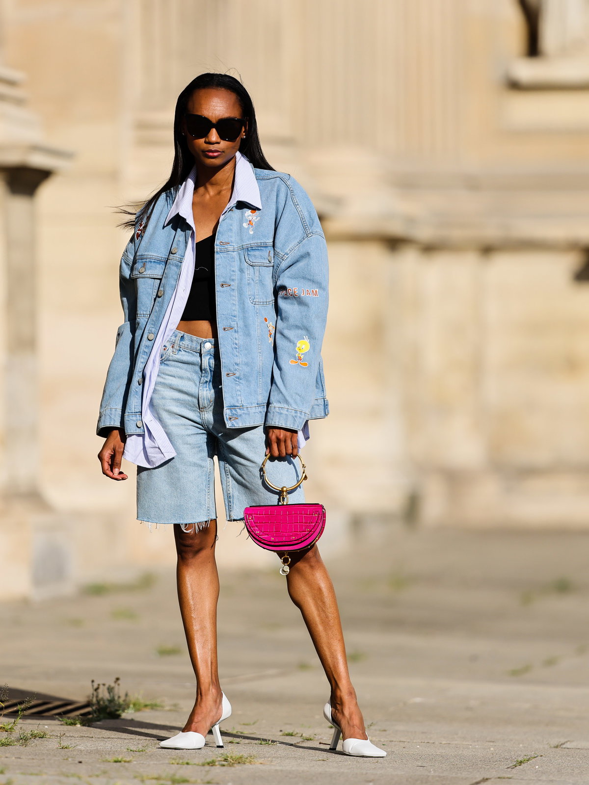Emilie Joseph trägt Bermuda-Jeans im Streetstyle
