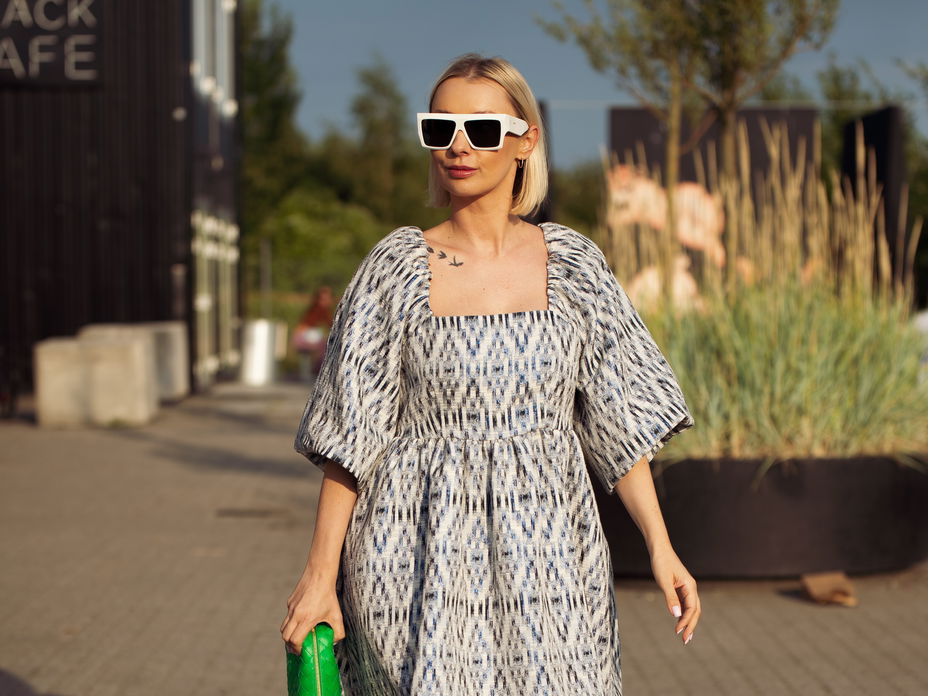 Justyna Czerniak in einem gesmokten Kleid