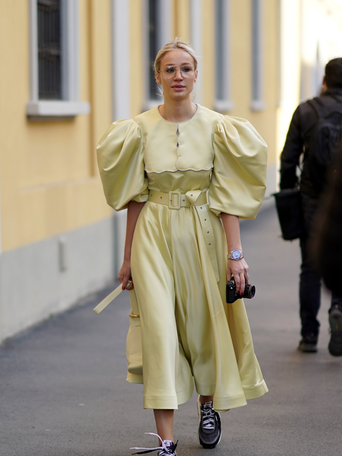 Streetstyle mit Rüschenkleid und Dad-Sneaker