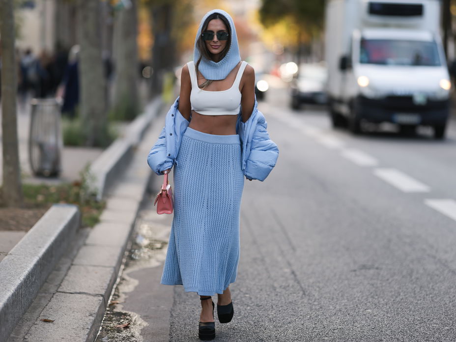 Frau trägt Strickrock im Streetstyle