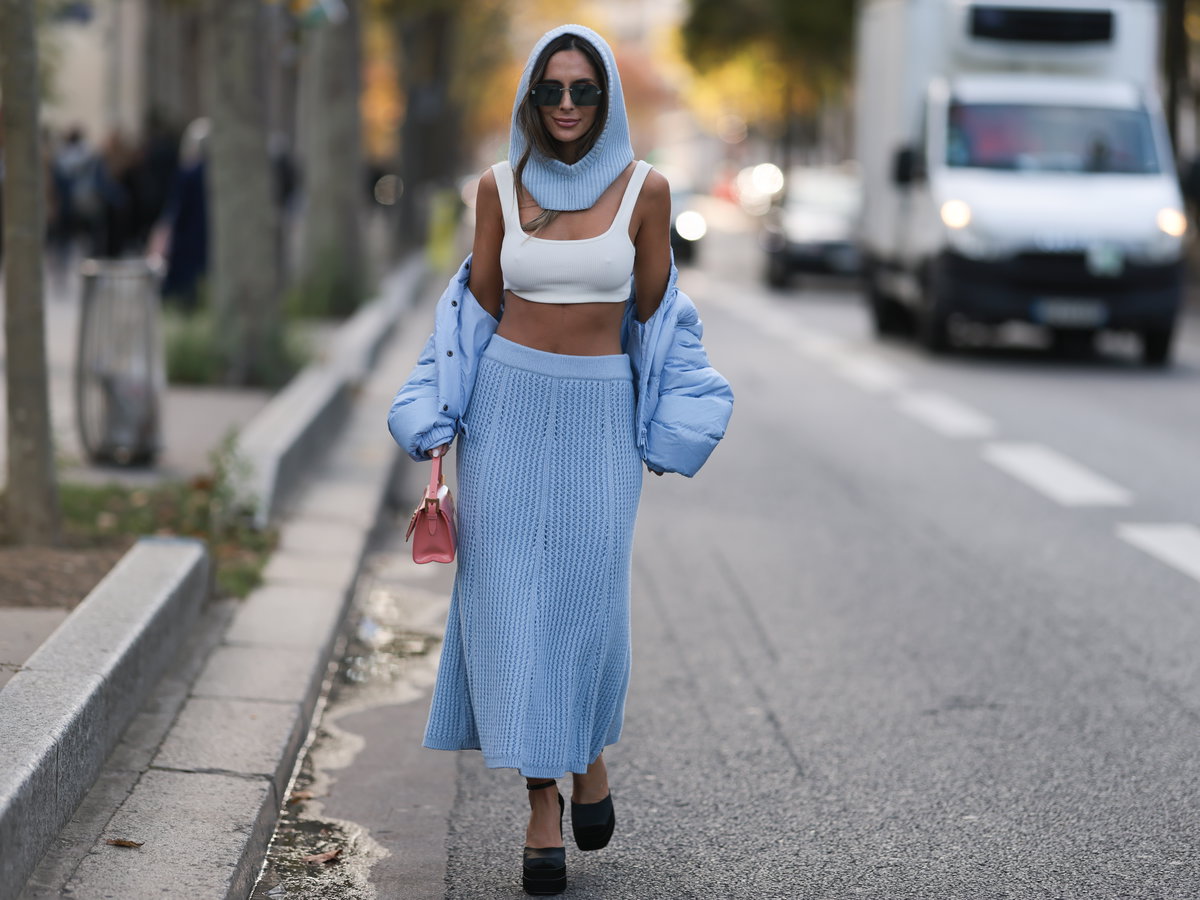 Frau trägt Strickrock im Streetstyle