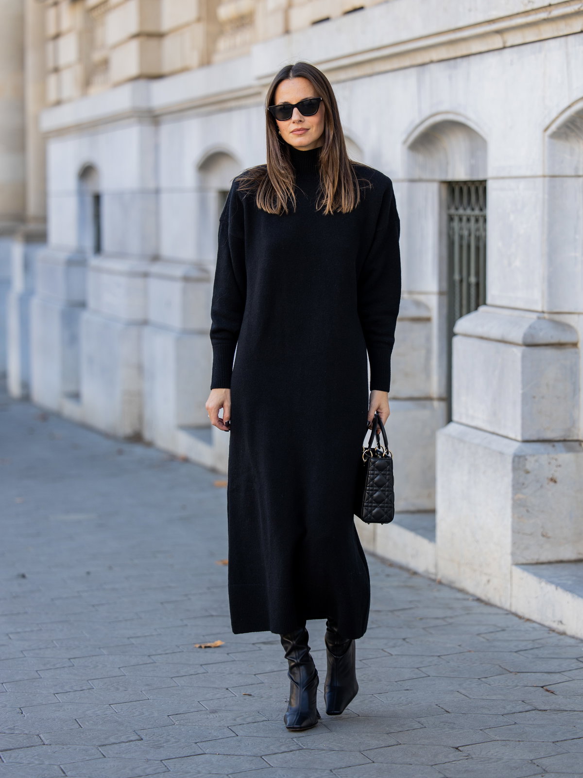Zina Charkoplia in einem schwarzen Strickkleid