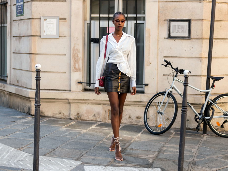 Leila Nda trägt eine Wickelbluse im Streetstyle