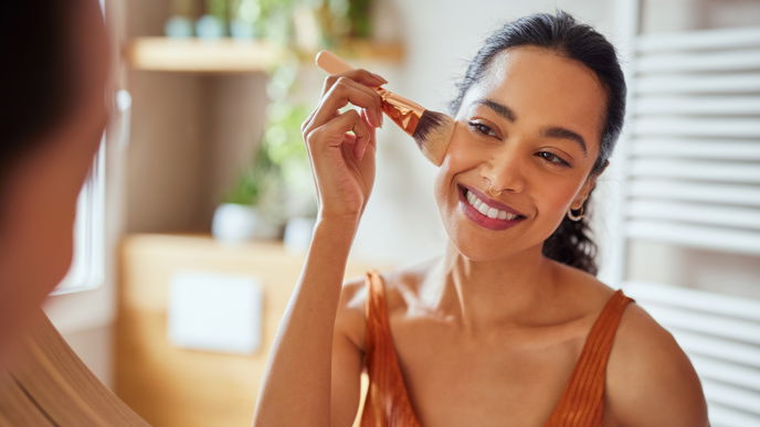 Wie von der Sonne geküsst: Sunset Blush ist der schönste Rouge-Trick für den Sommer