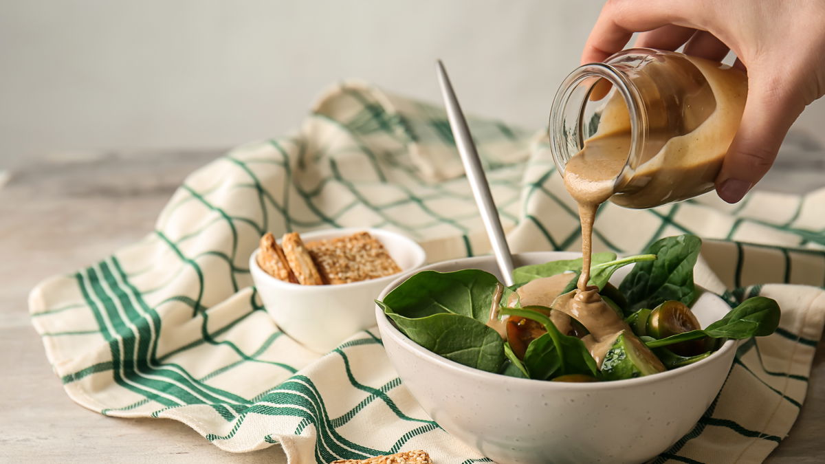 Veganes Dressing: Cremiges Rezept mit Tahini und Limette