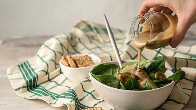 Veganes Dressing: Cremiges Rezept mit Tahini und Limette