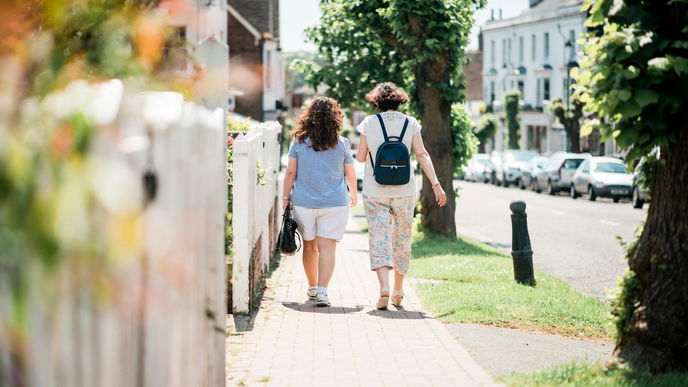 Verdauungsspaziergang oder lieber auf die Couch? Das macht nach dem Essen wirklich Sinn