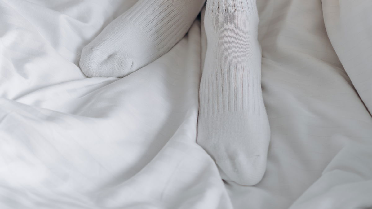 Weiße Socken reinigen: 5 Hausmittel lassen Ihre Wäsche wieder strahlen 