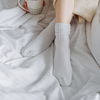 Weiße Socken reinigen: 5 Hausmittel lassen Ihre Wäsche wieder strahlen 