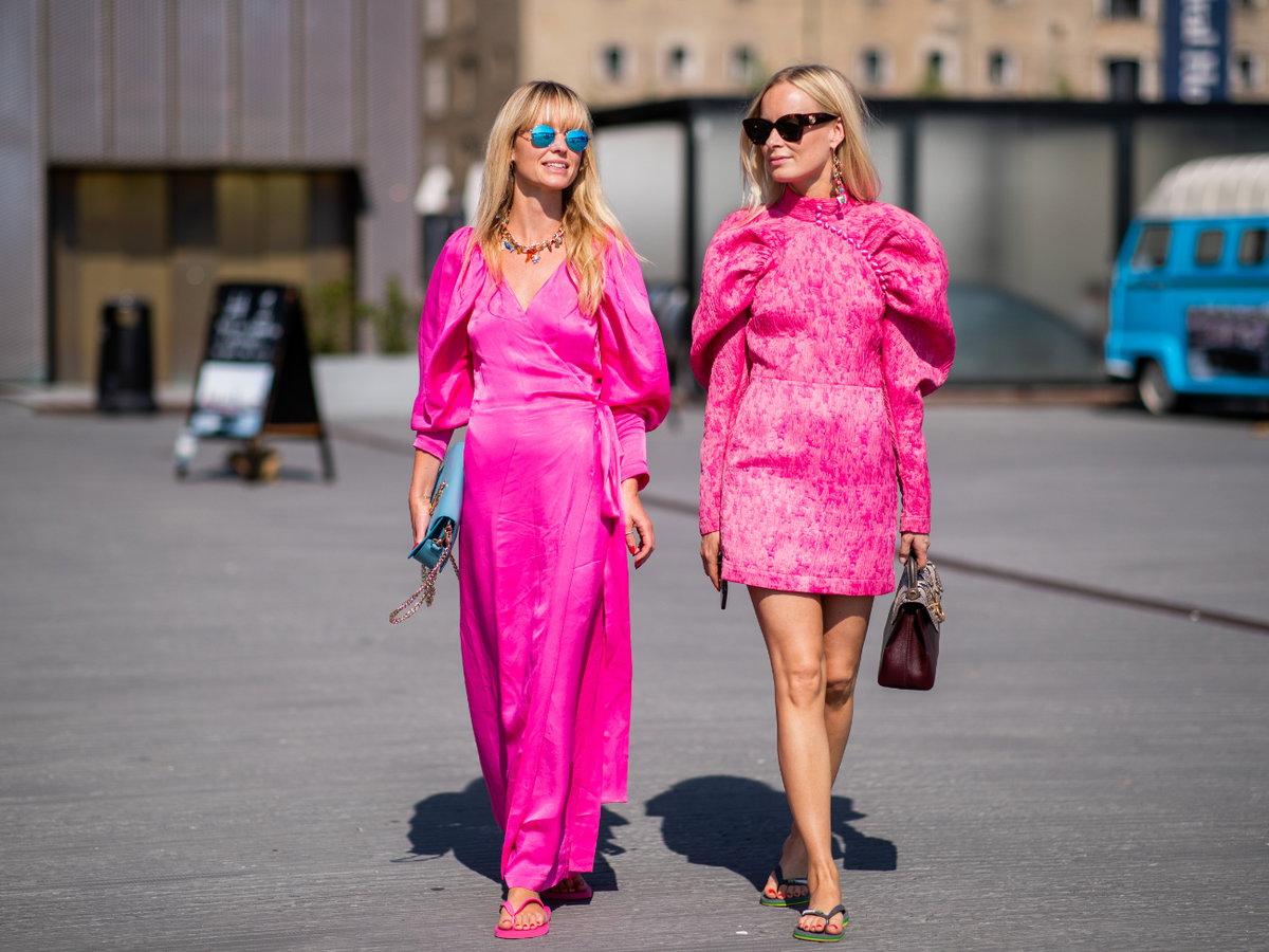 Streetstyle von Jeanette Madsen und Thora Valdimars in Kleidern und Flip-Flops