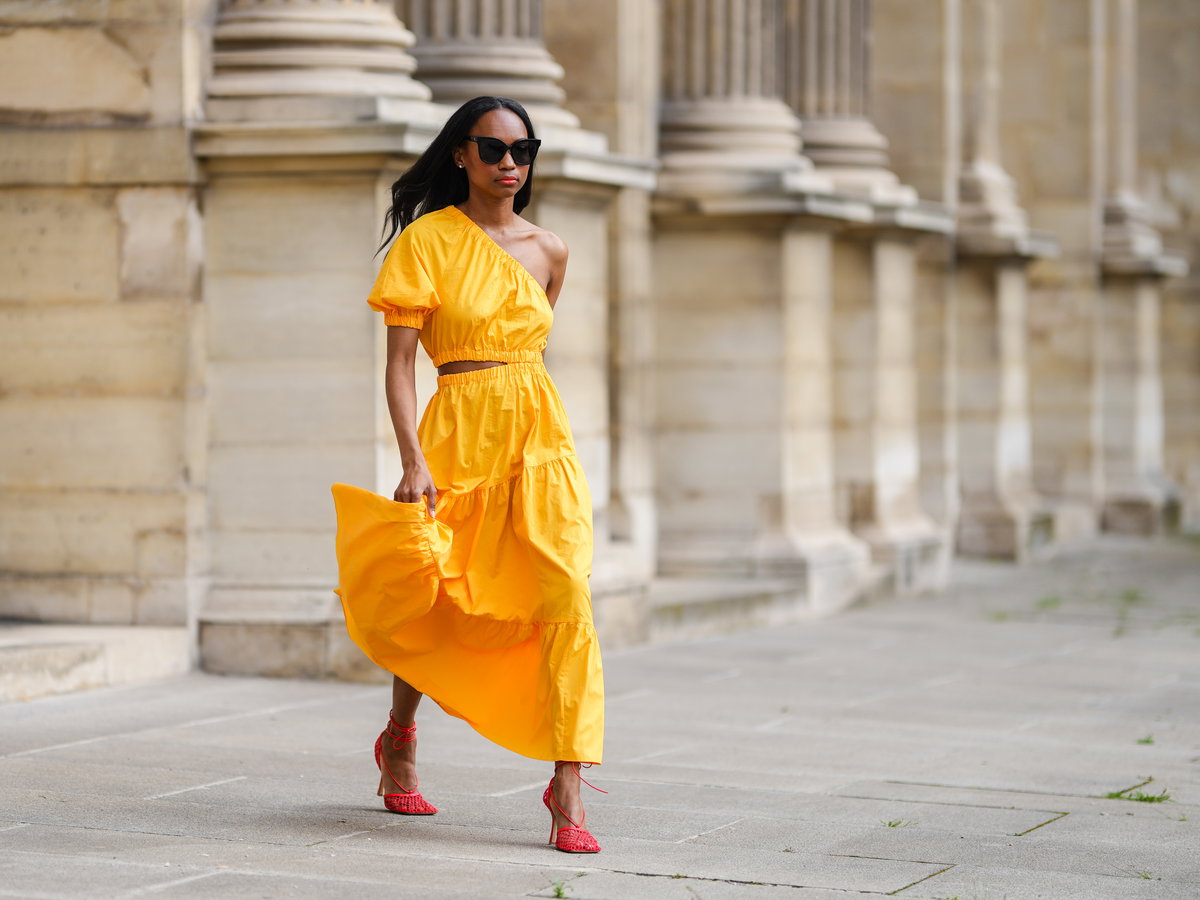 Streetstyle von Emilie Joseph in langem Kleid und High Heels