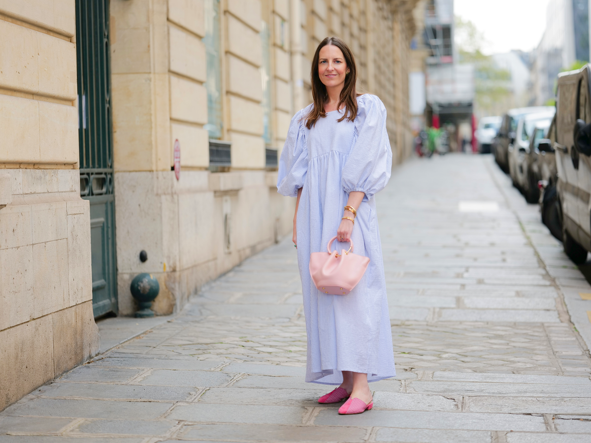 Streetstyle von Alba Garavito Torre mit langem Kleid und Mules