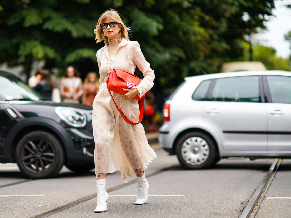 Streetstyle von Xenia Adonts mit langem Kleid und Stiefeletten